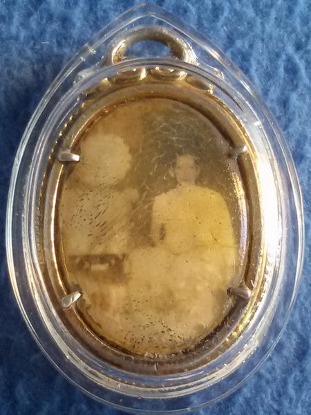 ล็อกเก็ตขาวดำฉากเทา หลวงพ่อมุ่ย วัดดอนไร่