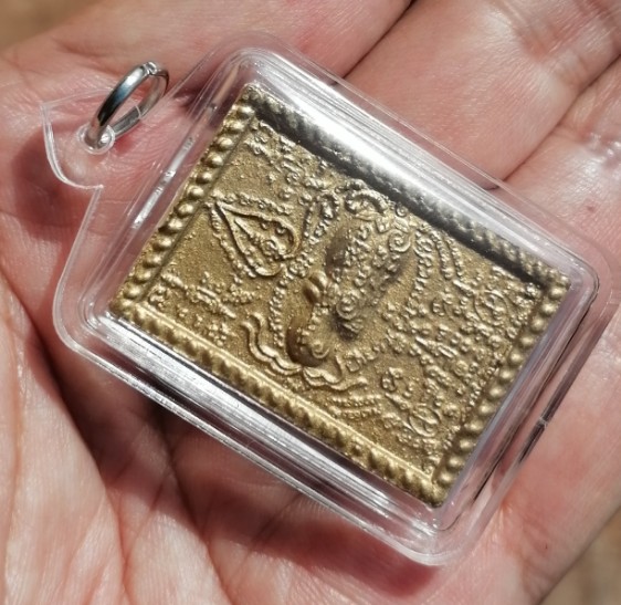 พระผงเพชรพญาธร​ ทาทอง​ หลวงปู่หมุน​ ฐิตสีโล​ ออกวัดซับลำใย​ ปี​ 2543​ เลี่ยมหนาๆ​ เคาะเดียว  