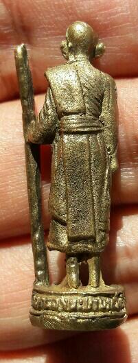 รูปหล่อยืนถือไม้เท้า หลวงปู่ศุข วัดปากคลองมะขามเฒ่า จ.ชัยนาท ปี 2520 เคาะเดียว   