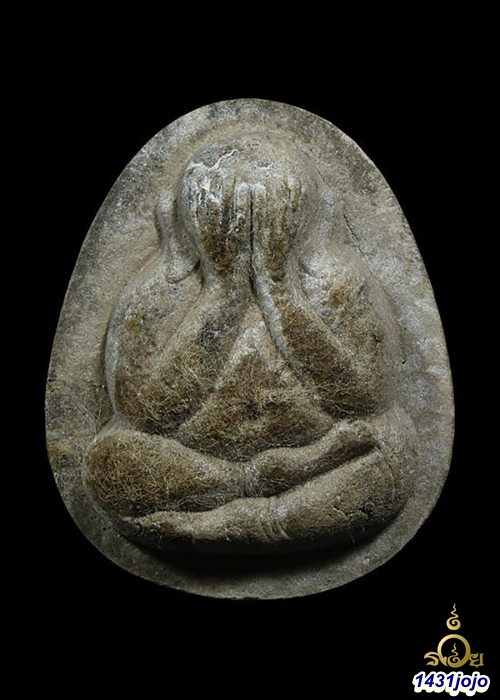 พระปิดตาอุดมทรัพย์ รุ่นช่อฟ้า หลวงพ่อเมี้ยน วัดโพธิ์กบเจา ปี 2535 ด้านหลังมีเกษาและจีวร กล่องวัดเดิม