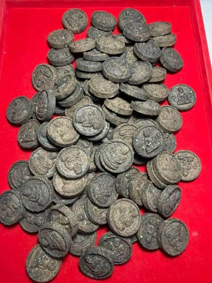 !!!! 100 องค์ !!!! พระหลวงพ่อทวด แจกปีใหม่ วัดห้วยมงคล พิมพ์พระพุทธ เนื้อว่านดินดำ กากยายักษ์