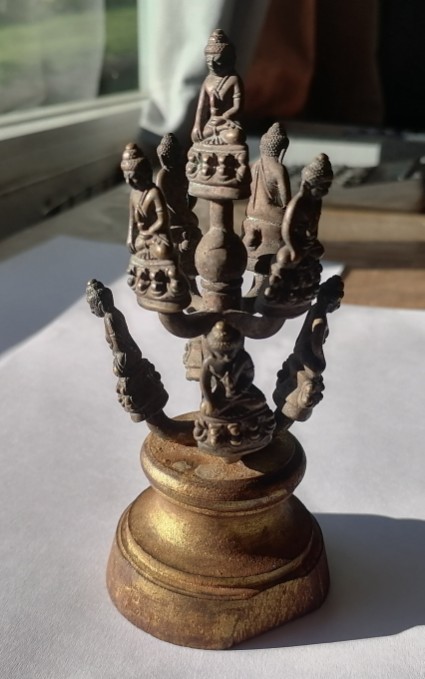 พระกริ่งชัยวัฒน์​ ช่อ​ 9​ องค์​เก่าๆ​ เนื้อทองเหลือง ไม่ทราบที่ เคาะเดียว   