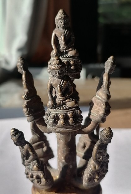 พระกริ่งชัยวัฒน์​ ช่อ​ 9​ องค์​เก่าๆ​ เนื้อทองเหลือง ไม่ทราบที่ เคาะเดียว   