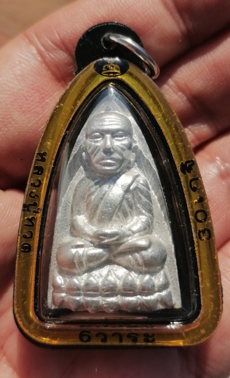 หลวงปู่ทวด​ พิมพ์เตารีด​ เนื้อปีกเครื่องบิน​ เสก​ 6​ วาระ​ 30​ เกจิ ตอกหมายเลข​ ปี​ 2566​ เคาะเดียว 