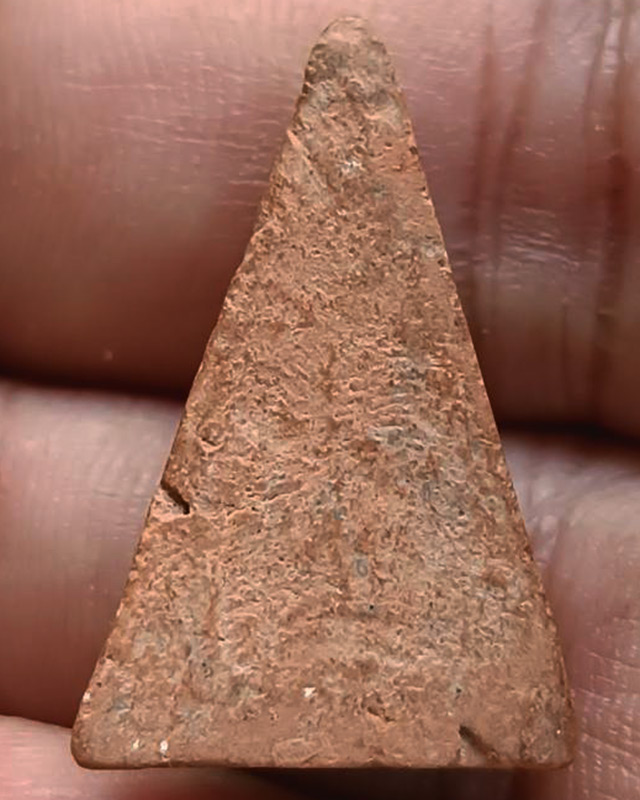 พระนางพญาเนื้อดิน พระบ้านเก่าเก็บหลายสิบปี ไม่ทราบเกจิท่านใดสร้าง ขนาดสูง 2.5 ซ.ม.