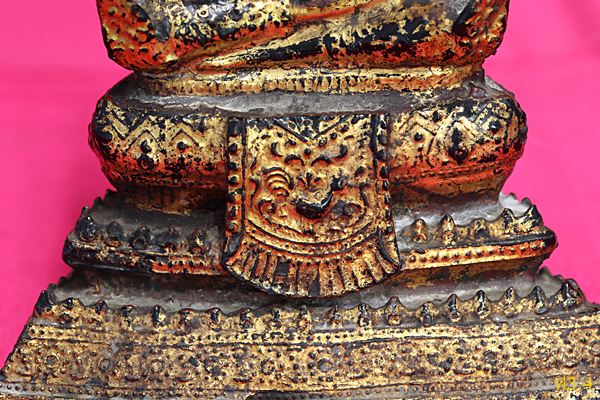 พระบูชายุครัตนะโกสินทร์ ฐานผ้าทิพย์ปีระกา หน้าตัก 2.5 นิ้ว