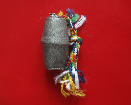 ลูกสะกด เนื้อตะกั่ว หลวงพ่ออิฏฐ์ วัดจุฬามณี ปี52 มีตอกโค๊ด”เต็กเหล็ง” พร้อมซองเดิมจากวัด ยาว 2 ซม.