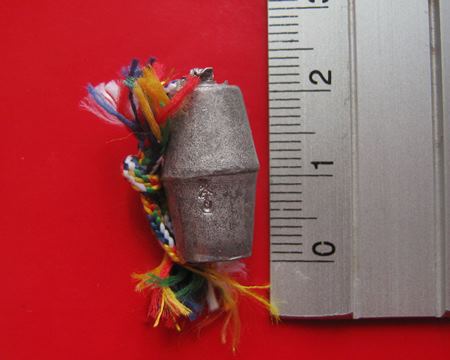 ลูกสะกด เนื้อตะกั่ว หลวงพ่ออิฏฐ์ วัดจุฬามณี ปี52 มีตอกโค๊ด”เต็กเหล็ง” พร้อมซองเดิมจากวัด ยาว 2 ซม.