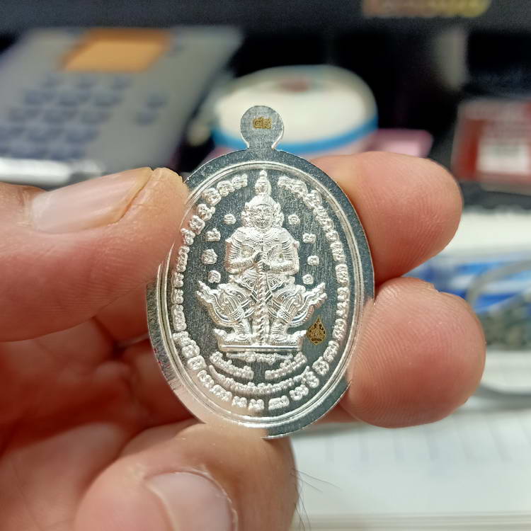 เหรียญรูปไข่ รุ่นสาระพัดดีชนะจน หลวงพ่อพัฒน์ วัดห้วยด้วน จ.นครสวรรค์ หลังท้าวเวสสุวรรณ เนื้อกะไหล่
