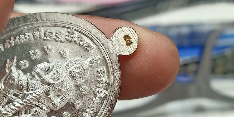 เหรียญรูปไข่ รุ่นสาระพัดดีชนะจน หลวงพ่อพัฒน์ วัดห้วยด้วน จ.นครสวรรค์ หลังท้าวเวสสุวรรณ เนื้อกะไหล่