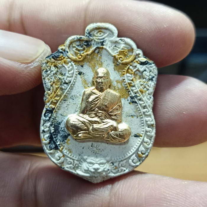 งานหน้ากาก พระผงเสมา รุ่นเสือคาบดาบ หลวงพ่อพัฒน์ วัดห้วยด้วน จ.นครสวรรค์ เนื้อก้นครก หน้ากากทอง