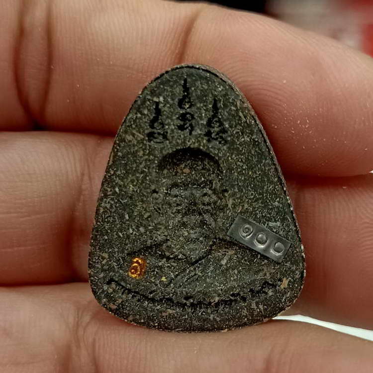 พระปิดตามหาปุญโญ หลวงพ่อพัฒน์ วัดห้วยด้วน จ.นครสวรรค์ ปี 2564 เนื้อเผงสีดำ หลังแบบฯ มีรอยเจิมแห้ง