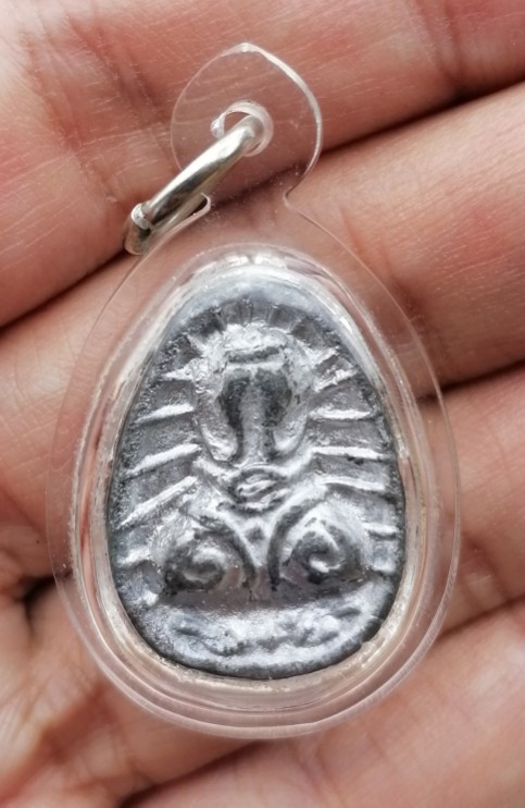 พระปิดตานะหัวเข่าพิมพ์รัศมี เจ้าคุณผล วัดหนัง กรุงเทพ ปี 2509 เนื้อตะกั่ว​ มีจาร เลี่ยมหนาๆ เคาะเดีย