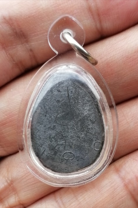 พระปิดตานะหัวเข่าพิมพ์รัศมี เจ้าคุณผล วัดหนัง กรุงเทพ ปี 2509 เนื้อตะกั่ว​ มีจาร เลี่ยมหนาๆ เคาะเดีย