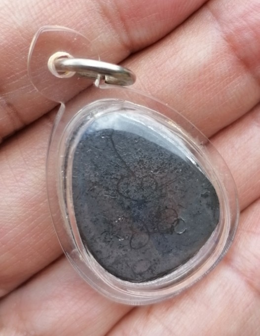 พระปิดตานะหัวเข่าพิมพ์รัศมี เจ้าคุณผล วัดหนัง กรุงเทพ ปี 2509 เนื้อตะกั่ว​ มีจาร เลี่ยมหนาๆ เคาะเดีย