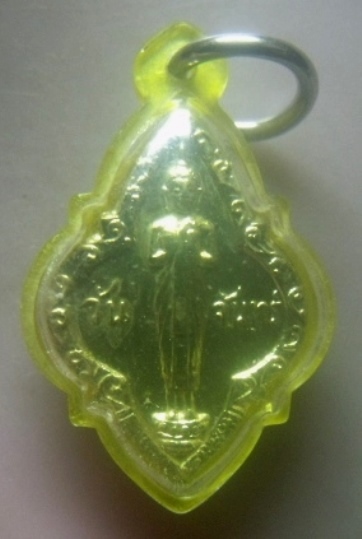 **เบาๆ**พระประจำวันจันทร์ หลวงปู่ทิมปลุกเสก แจกในงานผูกพัทธสีมาปี๒๕๑๗**พร้อมเลี่ยมเดิม ประสบการณ์ดี