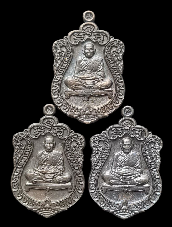 เคาะแรกแดง..สำเภาเศรษฐี ๒๕๖๓..เหรียญหล่อแร่น้ำพี้ ๓ เหรียญ กล่องเดิม..ล.พ.ดำ วัดเขาพูลทอง จ.จันทบุรี