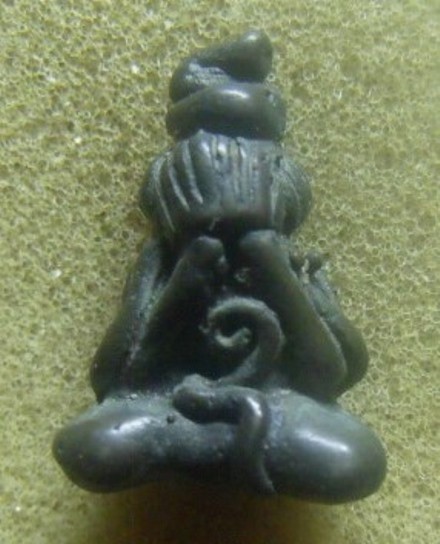 **เบา​ๆ​**พระปิดตาเศียรแหลมหล่อเก่า หลังยันต์ เนื้อสำริด เก่าๆ ไม่ทราบที่**เนื้อจัดๆ สวยๆ