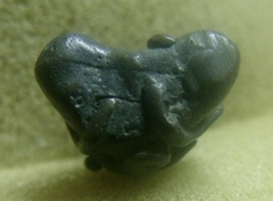 **เบา​ๆ​**พระปิดตาเศียรแหลมหล่อเก่า หลังยันต์ เนื้อสำริด เก่าๆ ไม่ทราบที่**เนื้อจัดๆ สวยๆ