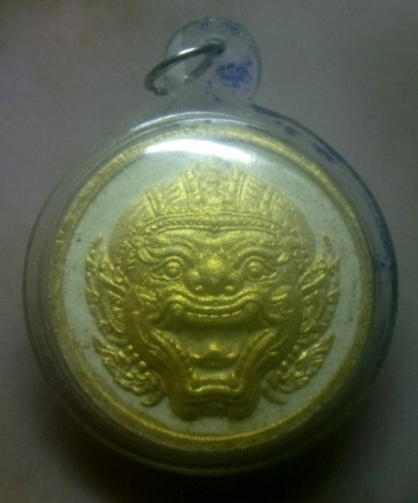 **เบาๆ**หนุมาน เนื้อผงปัดทอง รุ่นไหว้ครู หลวงพ่อพูล วัด่ไผ่ล้อม จ.นครปฐม ปี ๒๕๕๔**เลี่ยมสวยพร้อมใช้