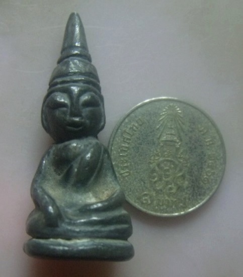 **เบาๆ**รูปหล่อพระพุทธนั่งปางมารวิชัย เนื้อชินตะกั่ว หล่อเก่า ไม่ทราบที่**เนื้อจัด สวยๆ เชิญชมครับ 