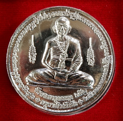 เหรียญครูบาศรีวิชัย วัดพระมหาชินธาคุเจ้าดอยตุง อ.แม่สาย จ.เชียงราย รุ่นบูรณะพระธาตุ เนื้อกะไหล่เงิน