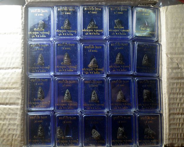 ชุด100องค์ พระถ้ำเสือ รุ่นแรก 5มงคล เนื้อนวะโลหะ เทศบาลอู่ทองสร้าง จ. ส ุพรรณบุรี พ.ศ. 2543 กล่อง100