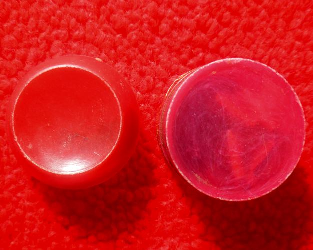 ตลับสีผึ้งไม่รู้ที่ 2 ตลับ