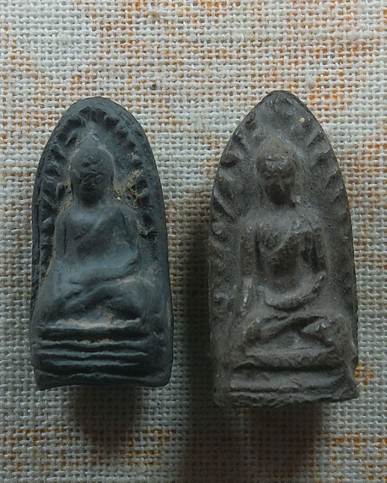 พระรอด ไม่ทราบที่ (๒ องค์)