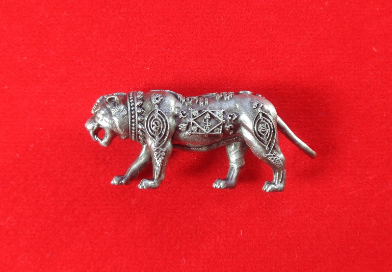 รูปหล่อเสือ หลวงพ่อพัฒน์ วัดห้วยด้วน จ.นครสวรรค์ รุ่นราชันพยัคฆ์อาคม มหาอำนาจ มหาบารมี สวยครับ