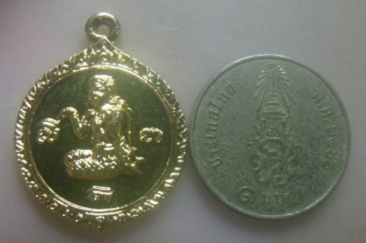 **เบาๆ**เหรียญนางกวัก วัดสะแกงาม กรุงเทพ ปี ๒๕๒๑**กะไหล่ทอง หลังยันต์ สวยๆ