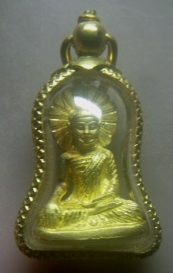 **เบาๆ**รูปหล่อพระพุทธเมตตา เนื้อชุบทองขัดเงา**เลี่ยมกรอบผ่าหวายพร้อมใช้ สวยๆ