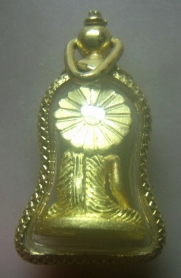 **เบาๆ**รูปหล่อพระพุทธเมตตา เนื้อชุบทองขัดเงา**เลี่ยมกรอบผ่าหวายพร้อมใช้ สวยๆ