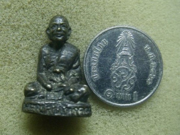 **เบา​ๆ​**รูปหล่อพระครูสิริภัทรคุณ วัดประสานศรัทธา จ.ร้อยเอ็ด ปี ๒๕๑๗**