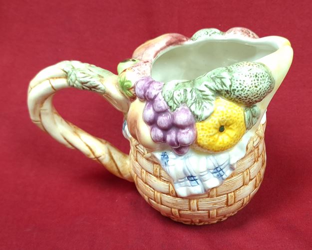 (ปิด69-)เหยือกใส่นมเซรามิคติดผลไม้ กว้าง15 สูง10.5 ซ.ม. (สภาพไม่ได้ใช้) ใบที่1