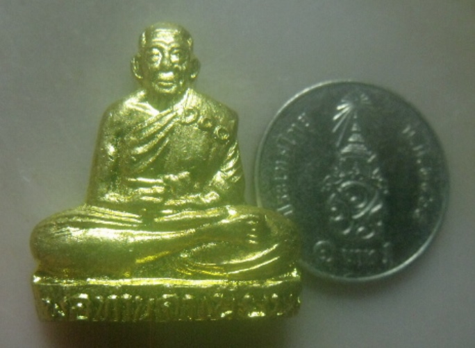 **เบาๆ**รูปเหมือนปั้ม รุ่น ๑ พ่อท่านจำเนียน ต้นเลียบ พิมพ์เข่ากว้าง จ.สงขลา ปี ๒๕๓๙**กะไหล่ทอง สวยๆ