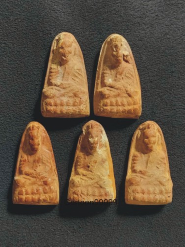 แพ็ค ๕ องค์ พระผงรูปเหมือน หลวงพ่อทาบ วัดกระบกขึ้นผึ้ง ระยองครับ เนื้อแดง หลังกาบหมากครับ