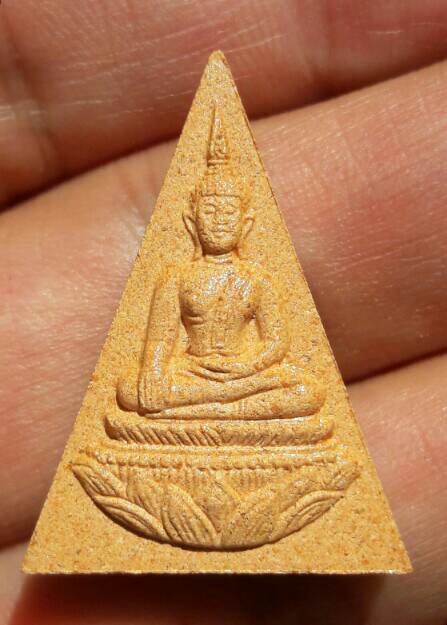 พระผงเนื้อกระเบื้องหลังคาโบสถ์ รุ่นแรก หลวงพ่อพระใส วัดโพธิ์ชัย จ.หนองคาย ปี ๒๕๔๑ เคาะเดียว