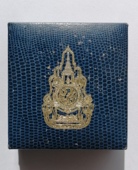 เข็มที่ระลึกในหลวงรัชกาลที่​ 9​ ฉลองครองสิริราชสมบัติครบ​ 60​ ปี​ พร้อมกล่องเดิมๆ​ เคาะเดียว     