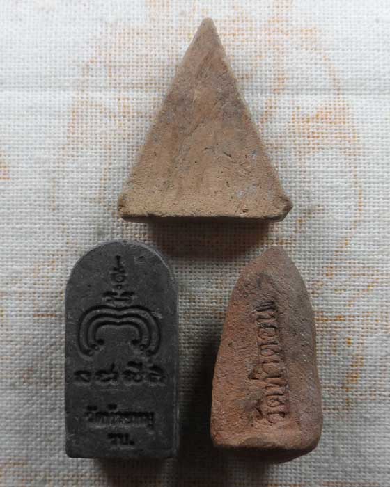 พระผง ไม่ทราบที่ (๓ องค์)