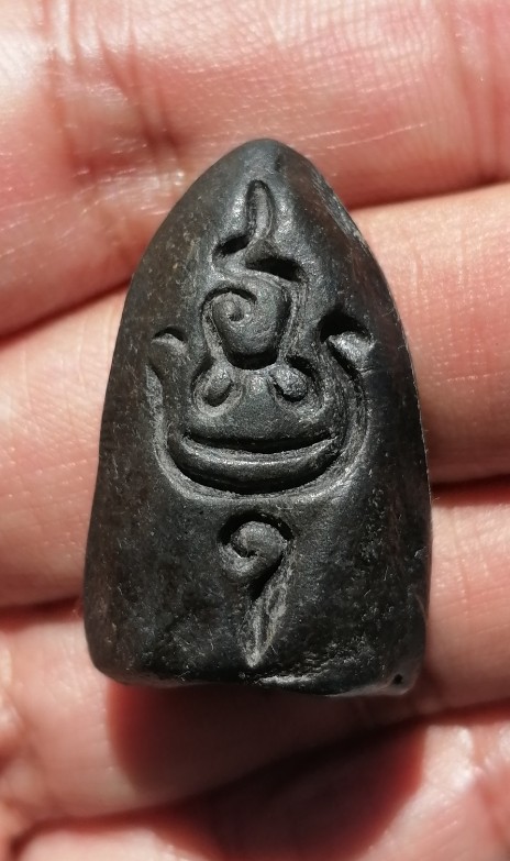 พระร่วงยืน(ปางเปิดโลก) หลวงพ่อกวย วัดโฆสิตาราม จ.ชัยนาท เนื้อผงใบลานหลังยันต์ใหญ่ ยุคต้น เคาะเดียว