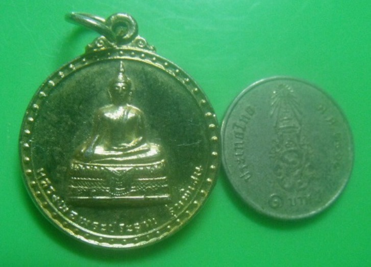 **เบา​ๆ​**เหรียญหลวงพ่อพระประธาน รุ่นพิเศษ หลัง ภปร. วัดหนองหมูใต้ จ.สระบุรี ปี ๒๕๒๕**กะไหล่ทอง สวยๆ
