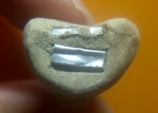 **เบา​ๆ​**พระปิดตามหาลาภ เนื้อผง หลังยันต์ ฝังจีวร ใต้ฐานฝังตะกรุดเงิน 2 ดอก ไม่ทราบที่**สวยๆ