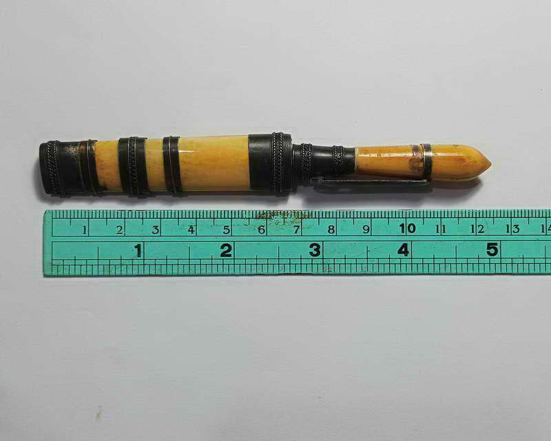 มีดปากกาหลวงปู่ทิม วัดระหารไร่ ฝักกระดูกช้าง ไม่ทราบปีสร้าง 1500