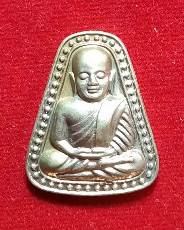 เหรียญจอบใหญ่ หลวงพ่อเงิน วัดบางคลาน โครงการแบ่งบุญ หนุนการศึกษา เนื้อกะไหล่เงิน ปี 2545