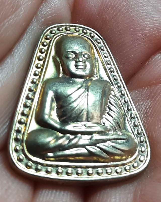 เหรียญจอบใหญ่ หลวงพ่อเงิน วัดบางคลาน โครงการแบ่งบุญ หนุนการศึกษา เนื้อกะไหล่เงิน ปี 2545