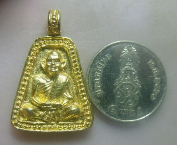 **เบา​ๆ​**เหรียญจอบหลวงพ่อเงิน วัดคงคาราม รุ่นสร้างกุฏิสงฆ์ ปี ๒๕๓๗**กะไหล่ทอง สวยๆ