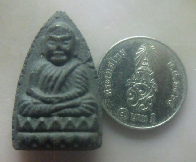 *เบาๆ**หลวงปู่ทวด วัดช้างให้ เนื้อว่าน รุ่นสร้างศูนย์ศิลปาชีพ เสาร์ห้า ปี ๒๕๓๗**หลังลายนิ้วมือ สวยๆ