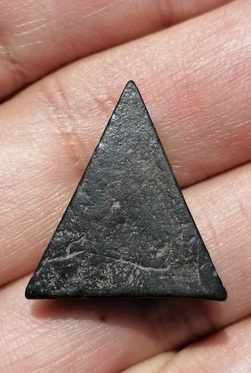 นางกวักหลวงพ่อกวย สามเหลี่ยม พิมพ์เล็ก เนื้อผงใบลาน วัดโฆสิตาราม จ.ชัยนาท ยุคต้น เคาะเดียว   