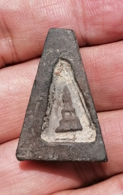 พระผงสุพรรณจงอางศึก อู่ทองจงอางศึก(มุ่ย ถิร โพธิ์ โต๊ะ เงิน และคณาจารย์เกือบ 60 รูป) เคาะเดียว(3)